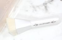 Jill Stuart Crystal Polish Foundation Brush พร้อมซองใส่แปรง*แปรงรองพื้นรูปทรงเพชรให้ความรู้สึกนุ่มสบาย ขนแปรงที่โค้งงอได้ง่ายจะเข้าถึงได้ทุกพื้นที่ แม้ในบริเวณที่เข้าถึงยาก