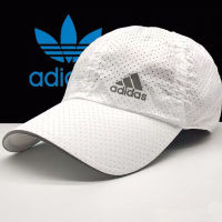 Original AdidasˉNEW หมวกฤดูร้อนผู้ชายและผู้หญิงที่มีตาข่ายแห้งเร็วหมวกเบสบอลระบายอากาศบางส่วนที่บังแดดครีมกันแดดหมวกแหลมพิมพ์ป่ากีฬากลางแจ้งหมวกกันแดด