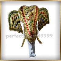 งานไม้แกะสลัก Home decoration White elephant head decorated with gold หัวช้างไม้จามจุรีแกะสลักทาสีขาวตกแต่งด้วยสีทอง ขนาด 10x10x4 ½ นิ้ว และตกแต่งด้วยกระจกสีชิ้นเล็ก งานแกะสลักติดฝาผนัง ความเชื่อ ฮวงจุ้ย สัตว์มงคล ตกแต่งบ้าน รีสอร์ท โรงแรม (wooden)