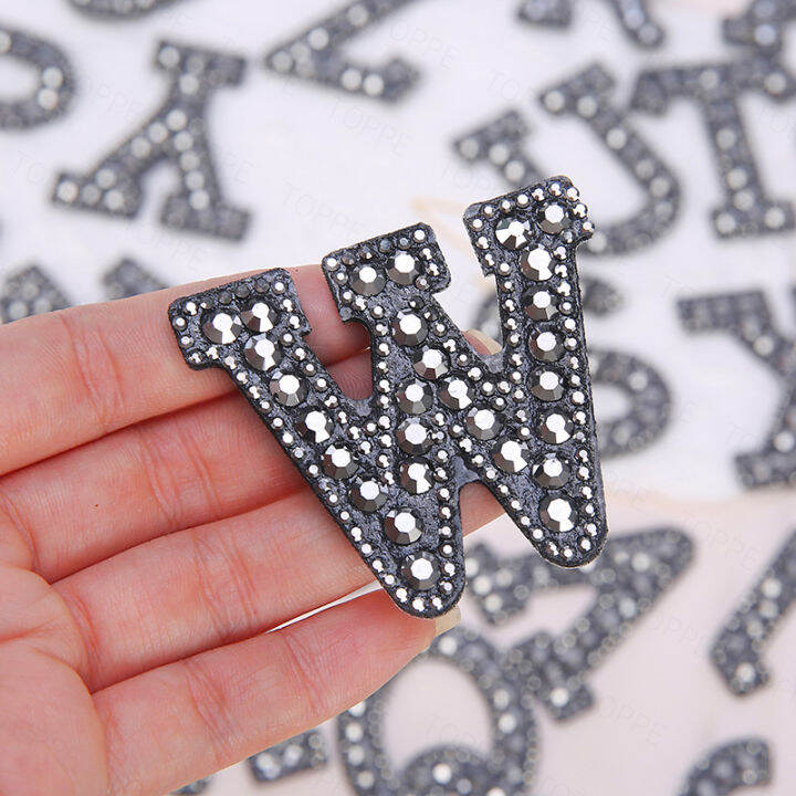 A-Z 26ตัวอักษรตัวอักษรภาษาอังกฤษสีดำสีเทา Rhinestone เหล็กบนแพทช์สำหรับ ...