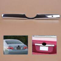 DWCX รถ Chrome ตกแต่งด้านหลังประตู Tailgate Trunk Hatch Trim Bezel สำหรับ Toyota Camry 2006 2007 2008 2009 2010 2011