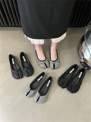 รองเท้าตีนเป็ดสไตล์ชาแนล 2023 รุ่นใหม่ของรองเท้าส้นเตี้ยแบบแยกนิ้วเท้าส้นแบนแบบสวมเดียวสไตล์เกาหลีรองเท้าส้นเกือกม้าผู้หญิง