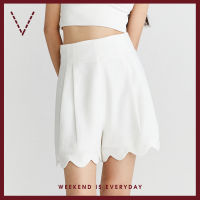 VICKS Pleated Shorts with Scallop Hem กางเกงขาสั้น ตกแต่งชายโค้ง