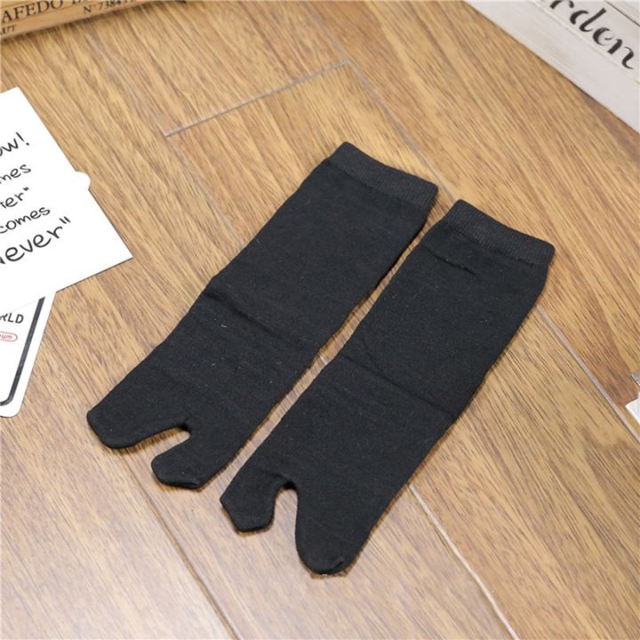 ชุดกิโมโนสองนิ้วถุงเท้าแยกนิ้วสไตล์ญี่ปุ่นสำหรับผู้ชายและผู้หญิงผ้าใยทรงนินจาโต๊ะสีขาว