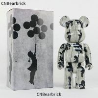 Bearbrick Banksy บอลลูนสาวอาคารบล็อกหมี400% 28เซนติเมตรแฟชั่นตุ๊กตาความรุนแรงหมีตุ๊กตาเครื่องประดับของขวัญสำหรับวันวาเลนไทน์