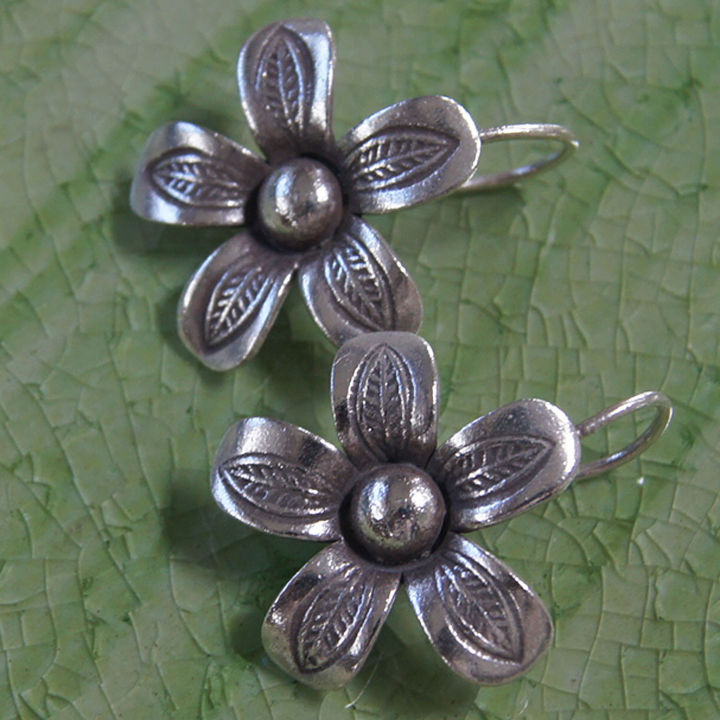 flower-earrings-pure-silver-thai-karen-hill-tribe-nice-ดอกไม้สวยงามไทยตำหูเงินกระเหรี่ยงทำจากมือชาวเขางานฝีมือสวยของฝากที่มีคุณค่าของฝากถูกใจน่ารัก