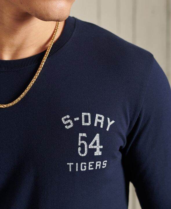 superdry-military-graphic-long-sleeve-t-shirt-เสื้อแขนยาว-สำหรับผู้ชาย-สี-deep-navy