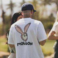 MALBON เสื้อยืดแขนสั้นผ้าฝ้ายพิมพ์ลายกระต่ายอเมริกัน,เสื้อกอล์ฟกระเป๋าคอกลมกระต่าย