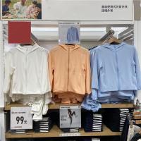 ☍♧UNIQLO เสื้อโค้ทป้องกันแสงแดดของเด็ก,เสื้อโค้ทแขนยาวมีฮู้ดป้องกันรังสียูวีบางพิเศษระบายอากาศได้ดีเสื้อโค้ทป้องกันแสงแดดสำหรับ Y434154เด็กชายและเด็กหญิง