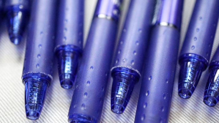 ปากกาลบได้-pilot-frixion-0-5-สีน้ำเงิน-ปากกาลบได้-ปากกาลบได้ถูกๆ-ปากกา-ปากกาลูกลื่น-ปากกาสีน้ำเงิน-ขนาด-0-5-1-แท่ง
