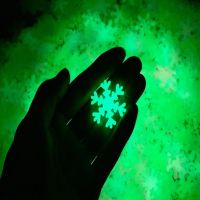 2022 50Pcs Luminous Snowflake Wall Stickers Bedroom Glow In The Dark Decal Christmas NEW YEAR Decoration