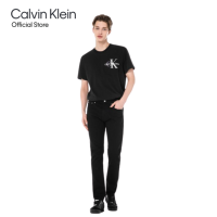 Calvin Klein กางเกงยีนส์ผู้ชาย ทรงเข้ารูป Athletic Taper รุ่น J320962 1BY - สีดำ