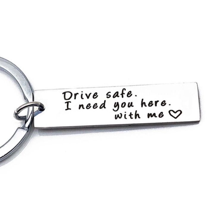 สลักตัวอักษรขับขี่ปลอดภัยของขวัญแฟนหนุ่มสามีกุญแจรถทำจากสเตนเลสพวงกุญแจพิเศษเฉพาะตัวส่วนตัว