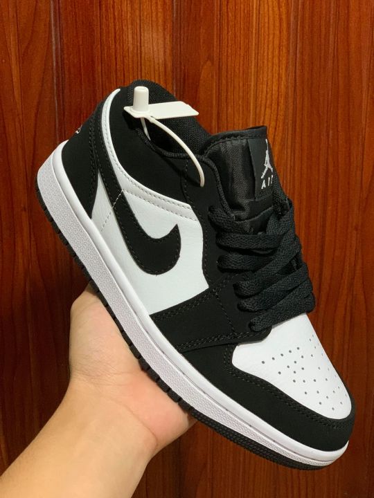 Đôi giày Nike Air Jordan 1 Low Panda là một trong những mẫu giày hot nhất hiện nay. Hãy ngắm nhìn những cặp giày độc đáo, phong cách và đẳng cấp này để cập nhật xu hướng thời trang mới nhất.