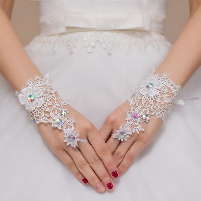 ✐ New Arrival Bride gloves Lace Appliques Beaded Cheap lace gloves Sexy Wedding accessories Cheap Wedding gloves for bride Sposa