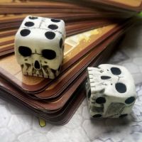 【LZ】 2 pçs/lote halloween crânio cubos esqueleto face jogo de dados crânio resina dados assustador cubo dados para clube festa de halloween jogo 24bd