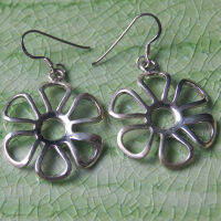 Thai design earrings flower sterling silver  สวยเด่น สดุดตาน่ารักทำจากมึอลวดลายไทยตำหูเงินสเตอรลิงซิลเวอร ขาว สวยของฝากที่มีคุณค่า ของขวัญชาวต่างชาติชอบมากสวย