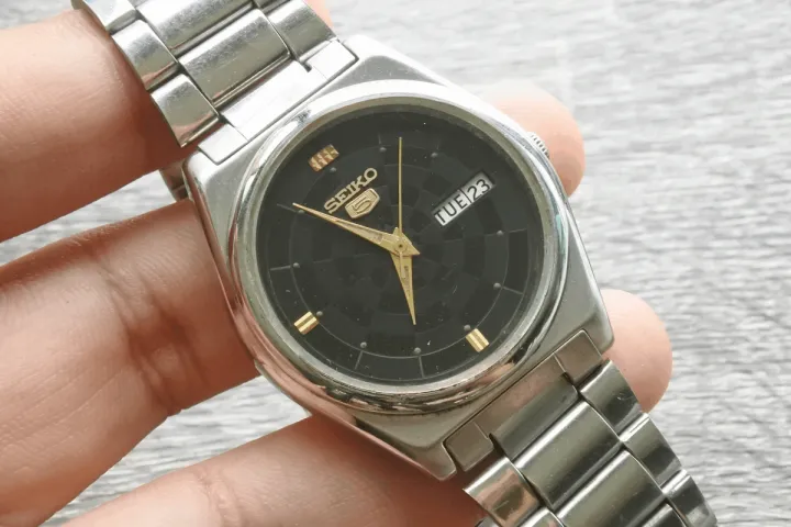 นาฬิกา Vintage มือสองญี่ปุ่น SEIKO 5 FIVE 6309 8920 ระบบ AUTOMATIC ผู้ชาย  ทรงกลม กรอบเงิน หน้าดำ หน้าปัด 37mm สายสแตนเลสแท้ ใช้งานได้ปกติ สภาพดี  ของแท้ ไม่กันน้ำ 