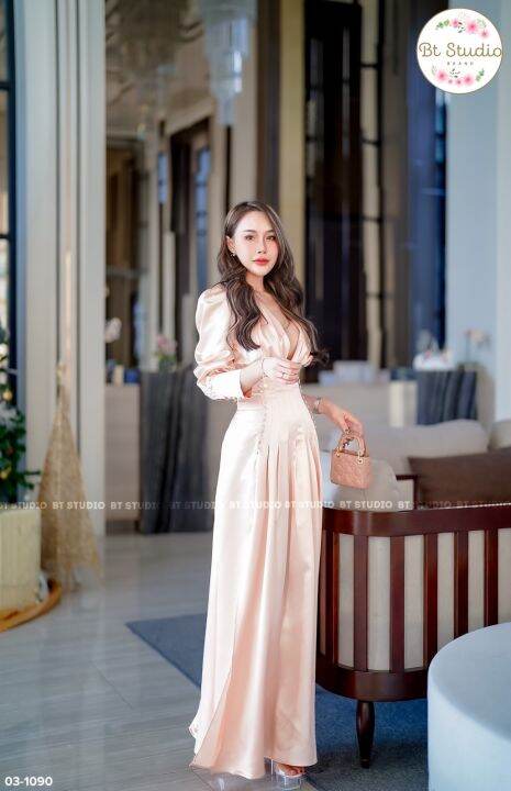 แม๊กซี้เดรสแขนยาวคอวี-จับจีบตีเกล็ดช่วงข้างคอใต้เอวแต่งกระดุมเรียงทั้งสองข้าง-ผ่าแหวกสูงด้านหน้าทั้งสองข้าง-งานเนื้อผ้า