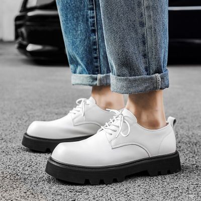 2023/W ใหม่ผู้ชายสไตล์ถนนอังกฤษรองเท้าหนังสีดำสีขาว Hombre วัยรุ่นความสูงที่เพิ่มขึ้นชุดเดรสธุรกิจรองเท้า