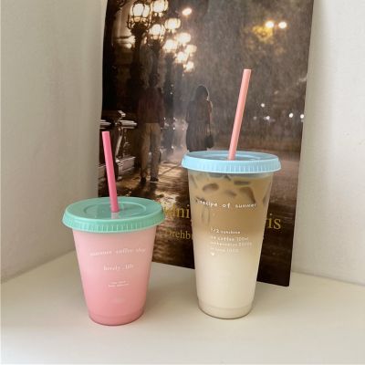 【High-end cups】480/700ML ขวดน้ำน่ารักกาแฟน้ำผลไม้ MilkKawaiiCold ถ้วยที่มีฝาปิดฟางขวดดื่มนำมาใช้ใหม่ BPA