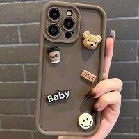 ไวน์แดงกาแฟสามมิติหมีน้อยเคสสำหรับ iPhone15 / 15ProMax คู่กรณีโทรศัพท์ตุ๊กตาสำหรับ iPhone14 Promax กาแฟสีซิลิโคนเคสสำหรับ iPhone13 สเตอริโอยิ้มใบหน้ากรณีสำหรับ iPhone12 Promax