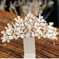 เครื่องประดับผมเจ้าสาวมงกุฎผลึกไข่มุกทำด้วยมือ Tiaras Headpieces งานแต่งงานสีขาว