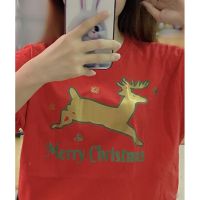 เสื้อยืดผ้าฝ้ายเสื้อยืดผ้าฝ้าย เสื้อยืดคริสต์มาสGold x Green  Christmas Reindeer  Red T-Shirt