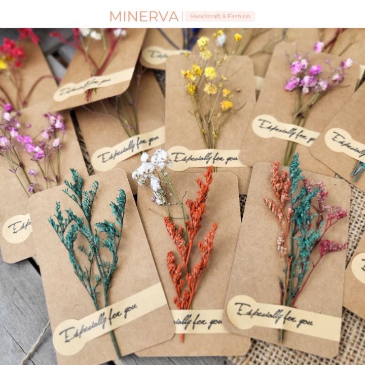 Thiệp hoa khô mini handmade thật sự là một thỏi nam châm với những người yêu thích nghệ thuật và thích khám phá. Với kích thước nhỏ gọn, thiệp mini sẽ đưa bạn tới một thế giới mới với những bông hoa khô độc đáo và dễ thương.