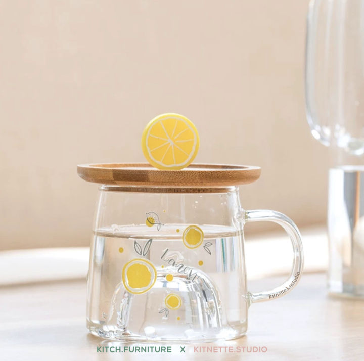 แก้วน้ำใส-มีหูจับ-รุ่น-lemon-in-the-glass-พร้อมจานรองไม้-แก้วน้ำ-แก้วใส-แก้วการ์ตูน-แก้วดื่มน้ำ