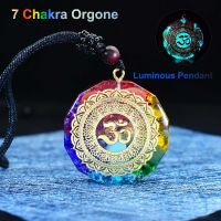 【พิเศษ】7จักร Orgonite จี้ Om สัญลักษณ์ส่องสว่างสร้อยคอรักษาคริสตัลเครื่องกำเนิดไฟฟ้าพลังงานสำหรับเรกิเครื่องประดับการทำสมาธิ1.38นิ้ว