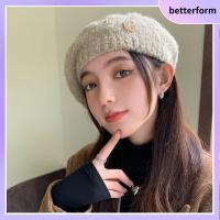 BETTERFORM ป้องกันหู หมวกถักนิตติ้ง กันลม ตุ๊กตาผ้าพลัฌ หมวกเบเร่ต์ แฟชั่นสำหรับผู้หญิง หนาขึ้น หมวกอุ่นๆ ฤดูใบไม้ร่วงและฤดูหนาว