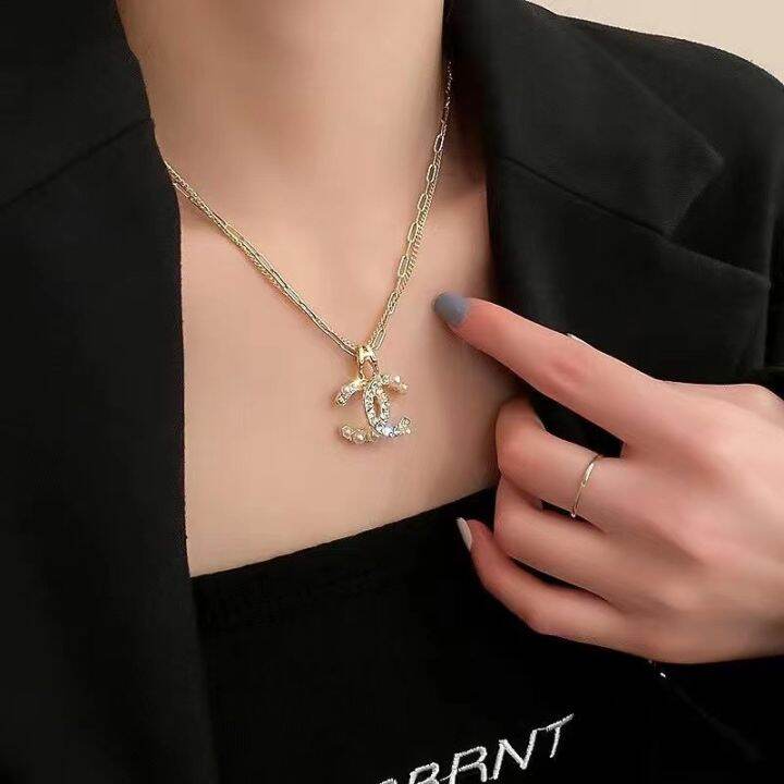แฟชั่นน้ำหนักเบาหรูหราสร้อยคอมุกคู่-c-อารมณ์2023-choker-ถัก-rhinediamond-ลมมีกลิ่นหอมเล็กๆหญิงสร้อยคล้องคอตุ้มห้อยสร้อยคอผู้หญิง