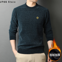 JPQQ Store เสื้อสเวตเตอร์แขนยาวผู้ชายกำมะหยี่หนาสเวตเตอร์ปักลายลำลองเกาหลีอบอุ่นเสื้อยาวปิดถึงก้น