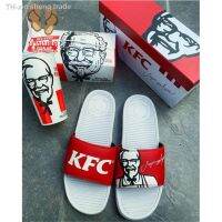 【รองเท้าแตะ】 ? KFC X SANDALBOYZ ชื่อร่วม รุ่น จำกัด รองเท้าแตะแฟชั่น รองเท้าแตะ รองเท้าผู้ชาย รองเท้าสตรี รองเท้าชายหาด Christmas Gift