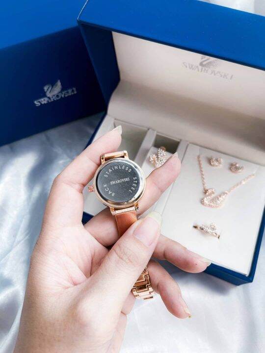 new-set-นาฬิกา-เครื่องประดับ-swarovski-สแตนเลส-งาน-boxset-หรูหราเหมือนเดิม-ตัวนาฬิกาเป็รเพชรรอบวง-มาพร้อมกล่อง