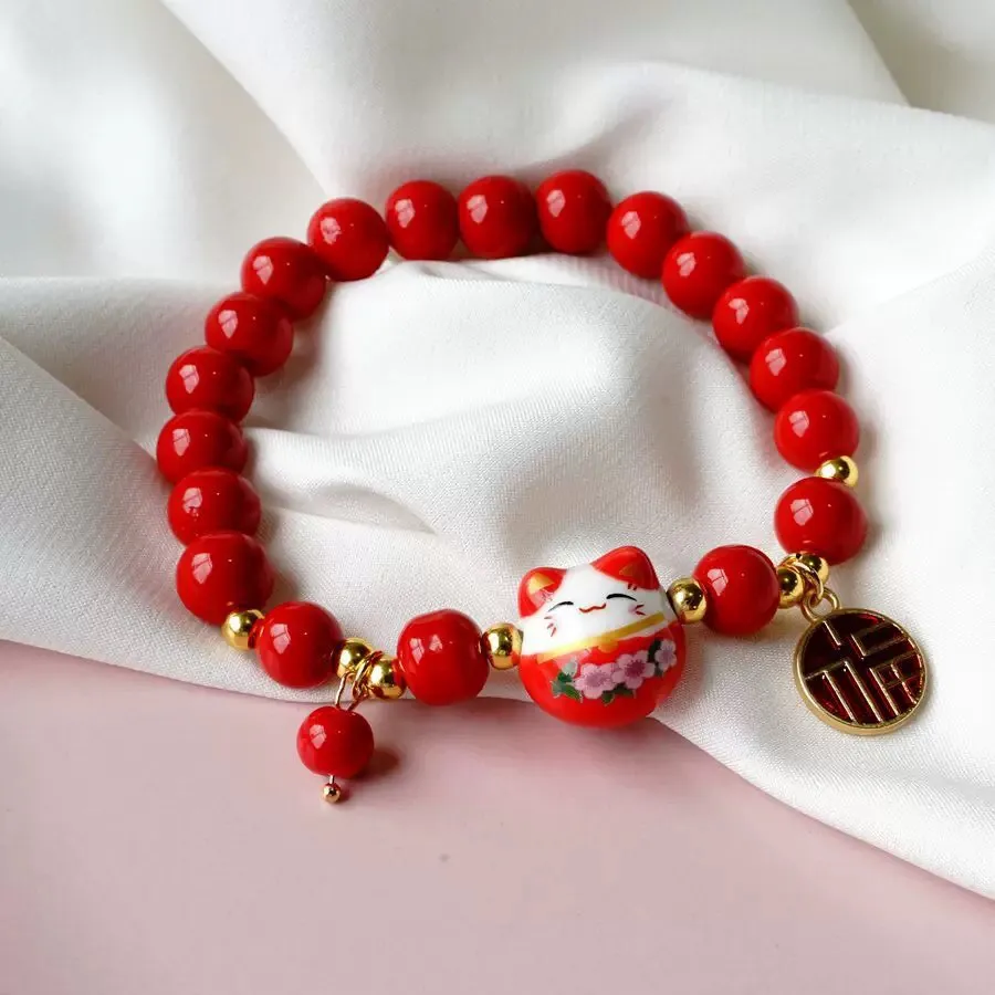 Vòng đeo tay hạt đỏ may mắn: Hạt đỏ được coi là biểu tượng của sự tình cảm và may mắn trong văn hoá Á Đông. Với vòng đeo tay hạt đỏ may mắn, bạn sẽ cảm nhận được sức mạnh của tình yêu và sự may mắn trong cuộc sống.