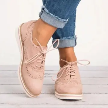 Flat lace-up shoes