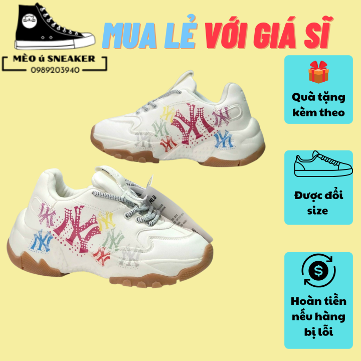 Giày sneaker unisex: Sneaker không chỉ là một đôi giày thoải mái mà còn là một sản phẩm thời trang được ưa chuộng tại Việt Nam. Với giày sneaker unisex, bạn có thể tạo ra phong cách và cá tính của riêng mình, tạo niềm tin về bản thân và tăng sự tự tin.