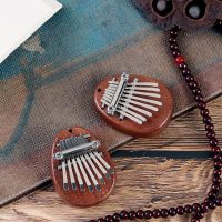 เปียโน Kalimba Thumb ขนาดเล็ก8ปุ่มสำหรับผู้เริ่มต้นของขวัญเด็กเปียโนนิ้วโป้งแสนสวยพร้อมสายคล้องเครื่องดนตรี