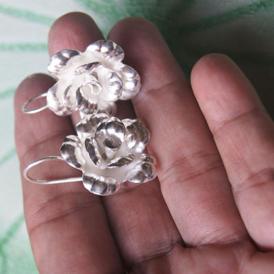 Thai design earrings pure silver Thai Karen hill tribe สวยเด่น สดุดตาดอกไม้น่ารักทำจากมึอลวดลายไทยตำหูเงินกระเหรี่ยงทำจากมือชาวเขางานฝีมือสวยของฝากที่มีคุณค่าเอกลักษ