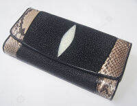 Wallet Two types of leather: stingray and python. สวยงาม เท่ เอกลักษณ์ ชาวต่างชาติชอบมาก เป็นของขวัญ ของ ทีระลึก ถูกใจผู้รับหนังสองแบบปลากระเบนกับหนังงูเหลือม