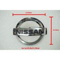 ป้ายโลโก้นิสสันพลาสติกสีโครเมี่ยมขนาด 13.0x11.0cm ติดตั้งด้วยขาเสียด้านหลัง