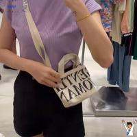 SOOTM ผ้าใบแคนวาส กระเป๋าแบบสะพายไหล่ การพิมพ์ตัวอักษร จุได้มาก กระเป๋า Crossbody แฟชั่นสำหรับผู้หญิง กระเป๋าลิปสติกแต่งหน้า ของขวัญวันเกิดของขวัญ