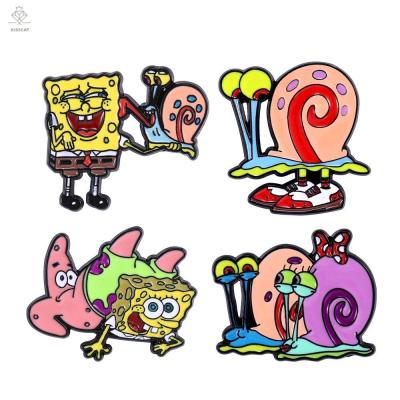 KISSCAT halloween accessories ฮาโลวีน SpongeBob หมุดเคลือบรูปหอยทากการ์ตูน โลหะผสมอัลลอยด์ กระโหลกศีรษะ ใช้ได้ทุกเพศ ป้ายอะนิเมะปกน่ารัก ฮาโลวีน
