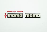 2ชิ้นป้ายโลโก้เลซิ่น MOMO พื้นดำขนาดเล็ก 3.5x1.0cm ติดตั้งด้วยเทปกาวสองหน้าด้านหลัง