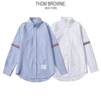 Thom Browne TB คลาสสิกสีแดงสีขาวและสีฟ้าสายรัดแขนคู่แบบหมุนลายทางผ้าอ๊อกซ์ฟอร์ดมีสายรัดแขนคู่เสื้อเชิ้ตแขนยาวเดินทางเพื่อธุรกิจและพักผ่อน2023ใหม่ Styl