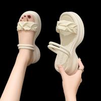 รองเท้าแตะ 2023 รองเท้าแตะสไตล์ฝรั่งเศสสวมคำเดียวเย็นแพลตฟอร์มนางฟ้าใหม่ผู้หญิงลมยามเย็นฤดูร้อนโรมันสวมใส่ข้างนอกสอง
