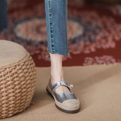 รองเท้าหนังนิ่มผู้หญิง 2023 รองเท้าชาวประมงสไตล์ฝรั่งเศสแบบใหม่สำหรับฤดูร้อนรองเท้า Mary Jane ส้นแบนสีเงินสไตล์ชาแนล