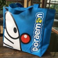 กระเป๋าสะพายใบใหญ่ ปากกระเป๋ามีซิป ขนาด 19x14.5x5 นิ้ว ลาย โดราเอม่อน Doraemon